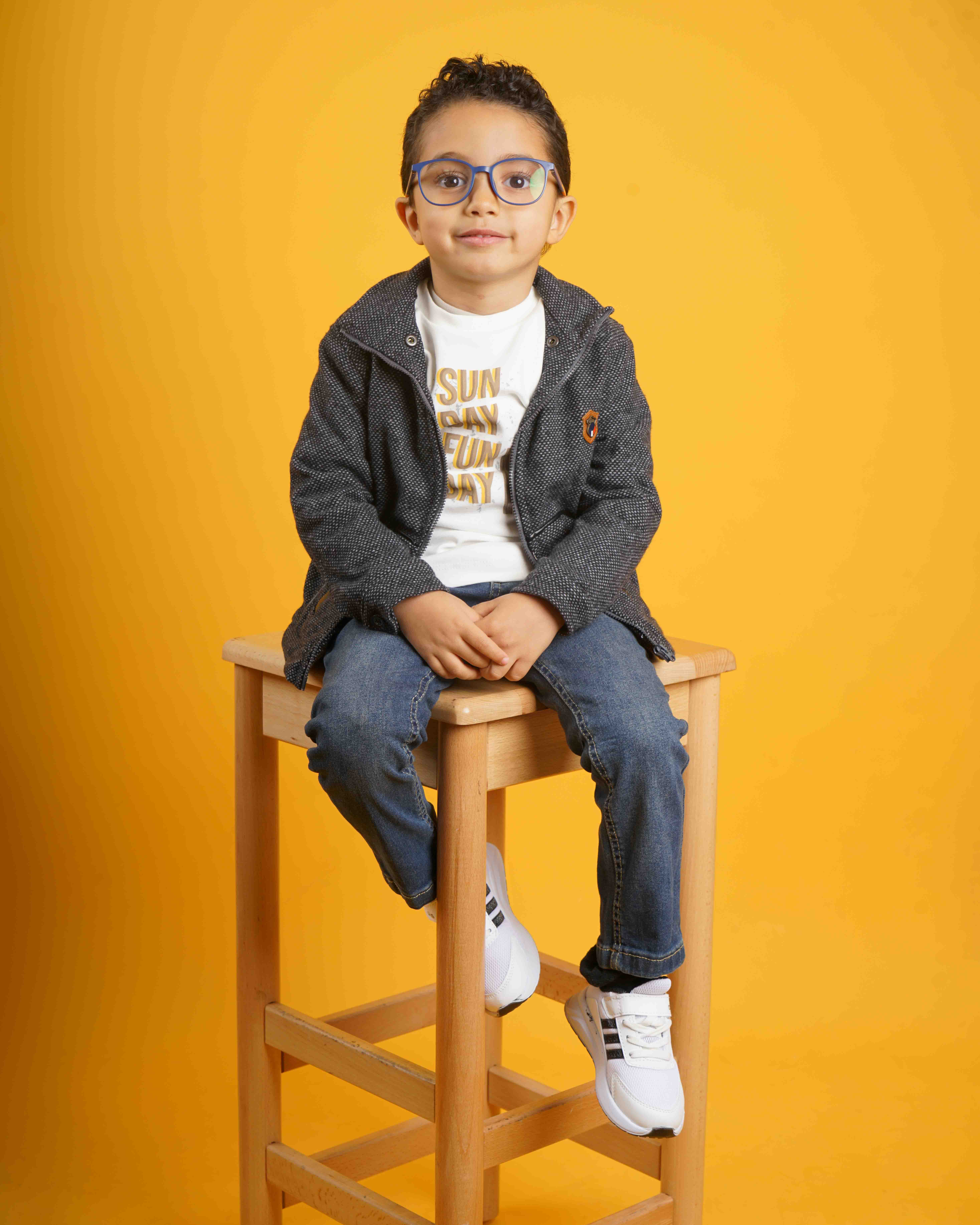 Portrait d'enfant en studio sur fond jaune