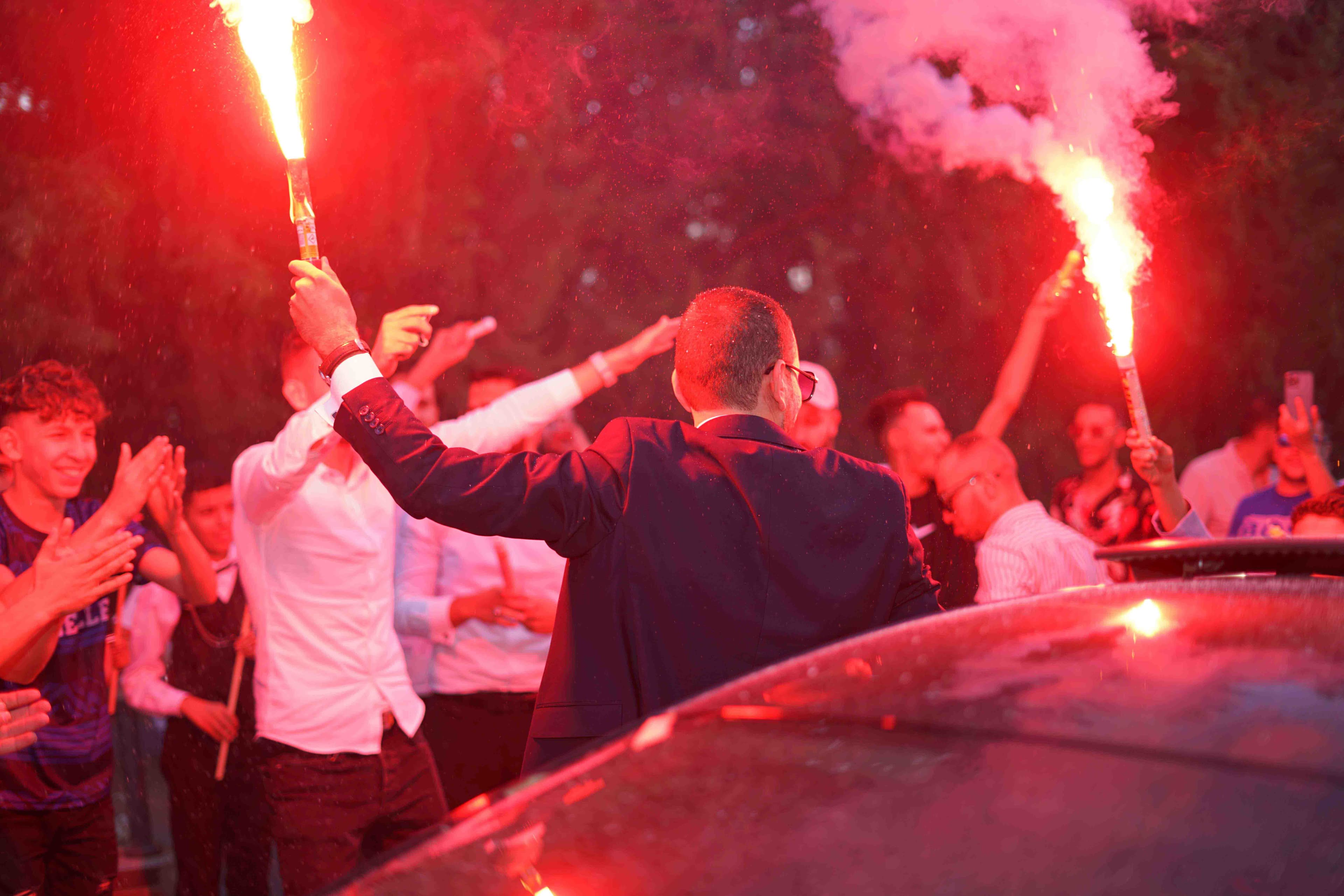 Cortège de mariage avec fumigènes rouges