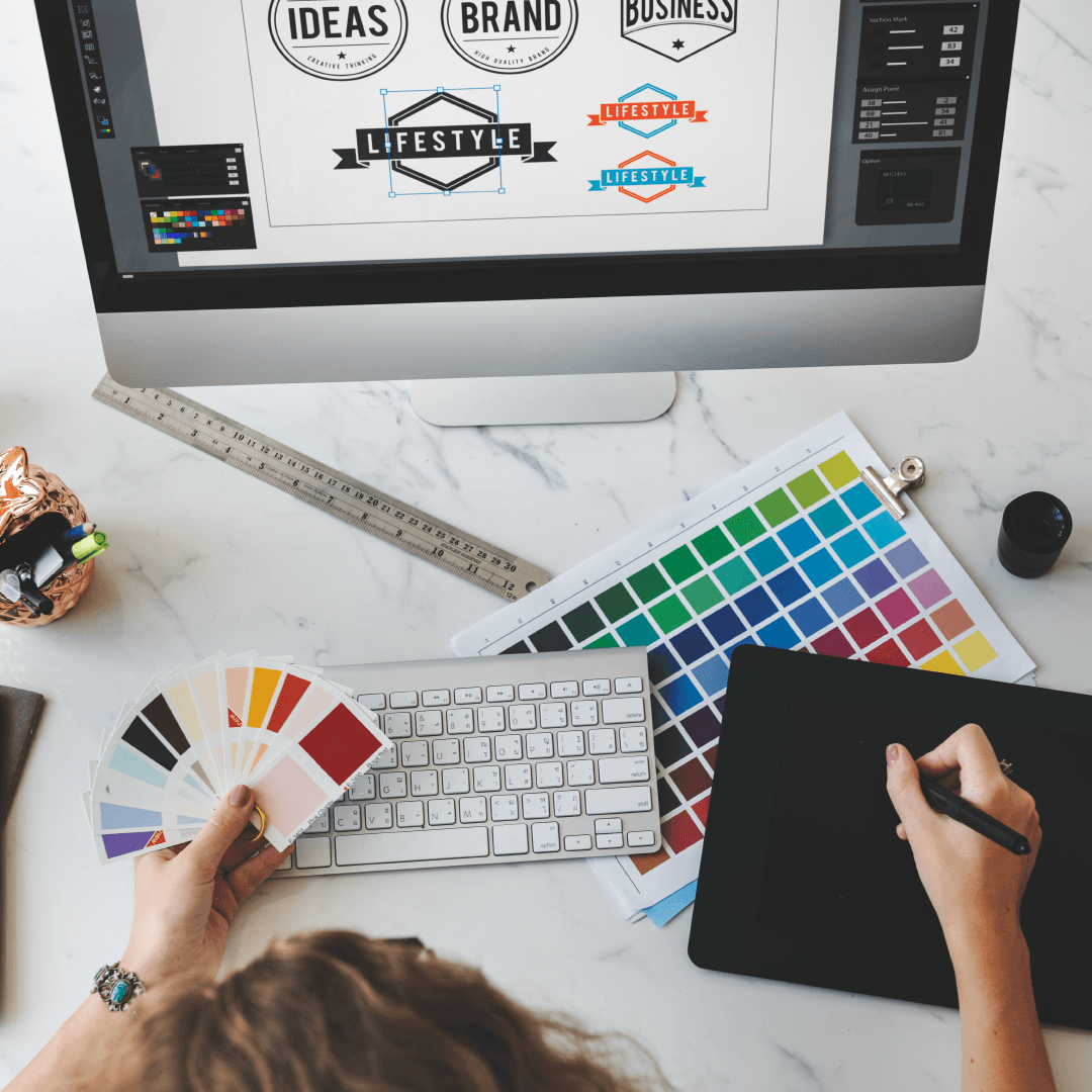 Bureau de design avec tablette graphique et nuancier