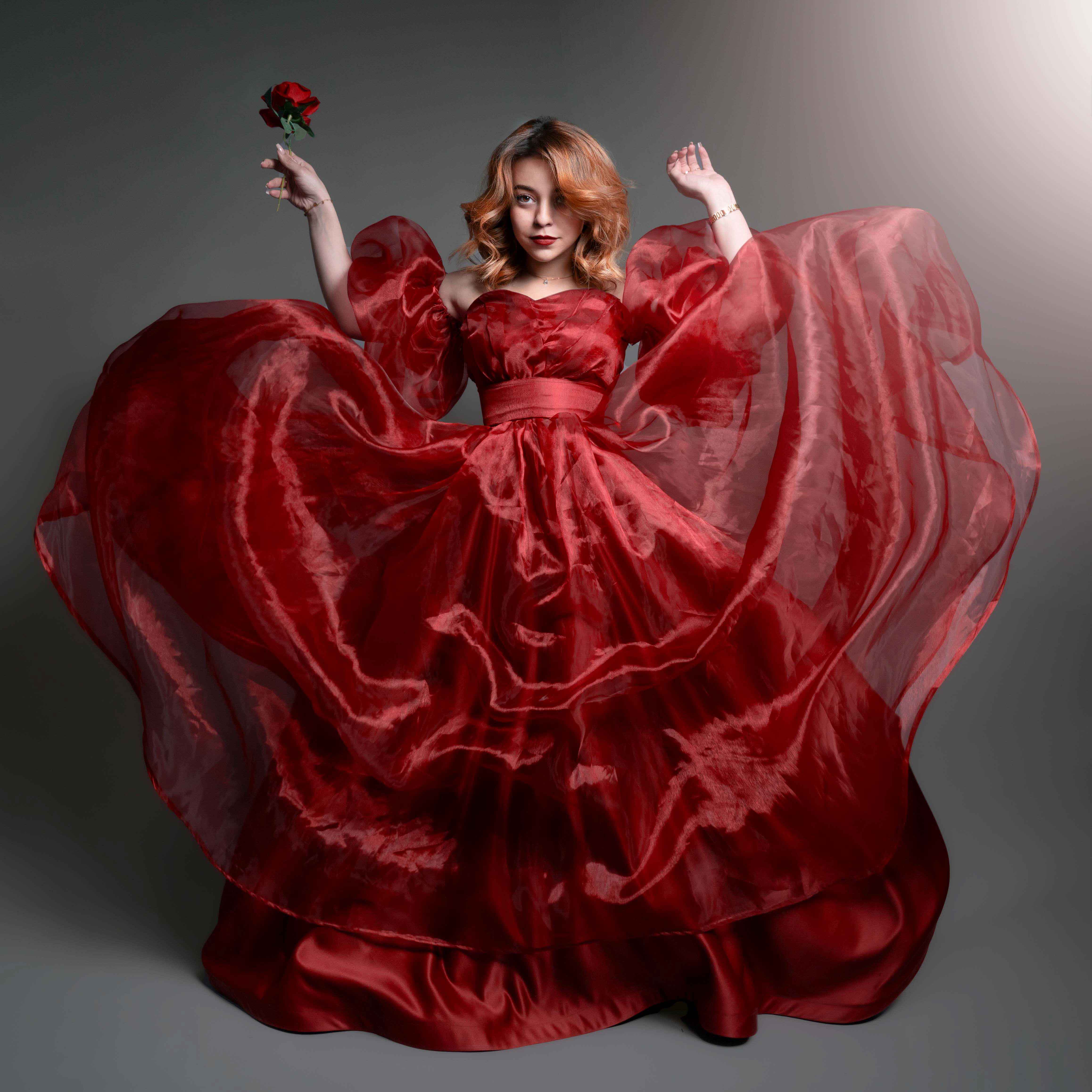 Shooting artistique en robe rouge réalisé au studio Pixel