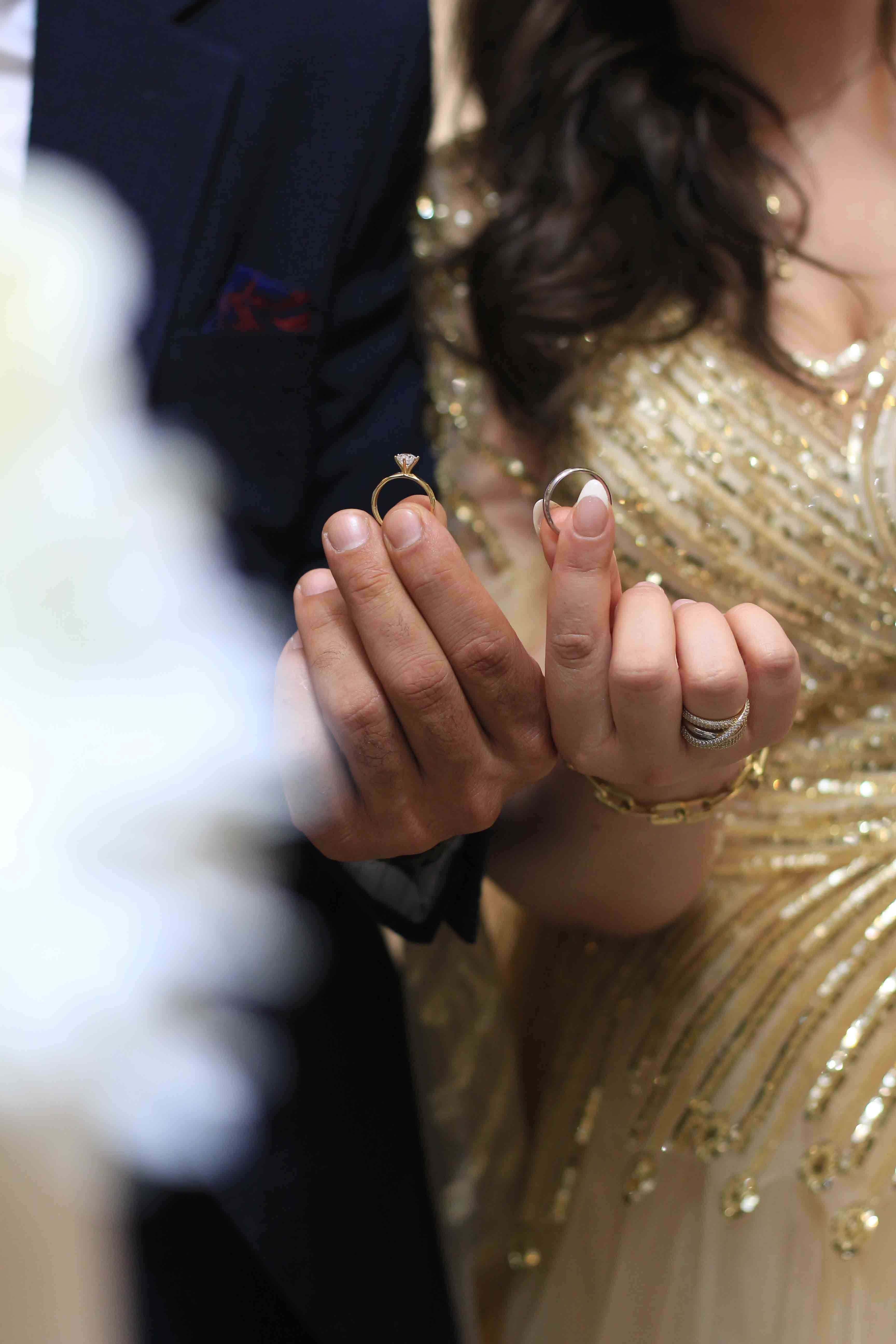 Mains de la mariée et bague