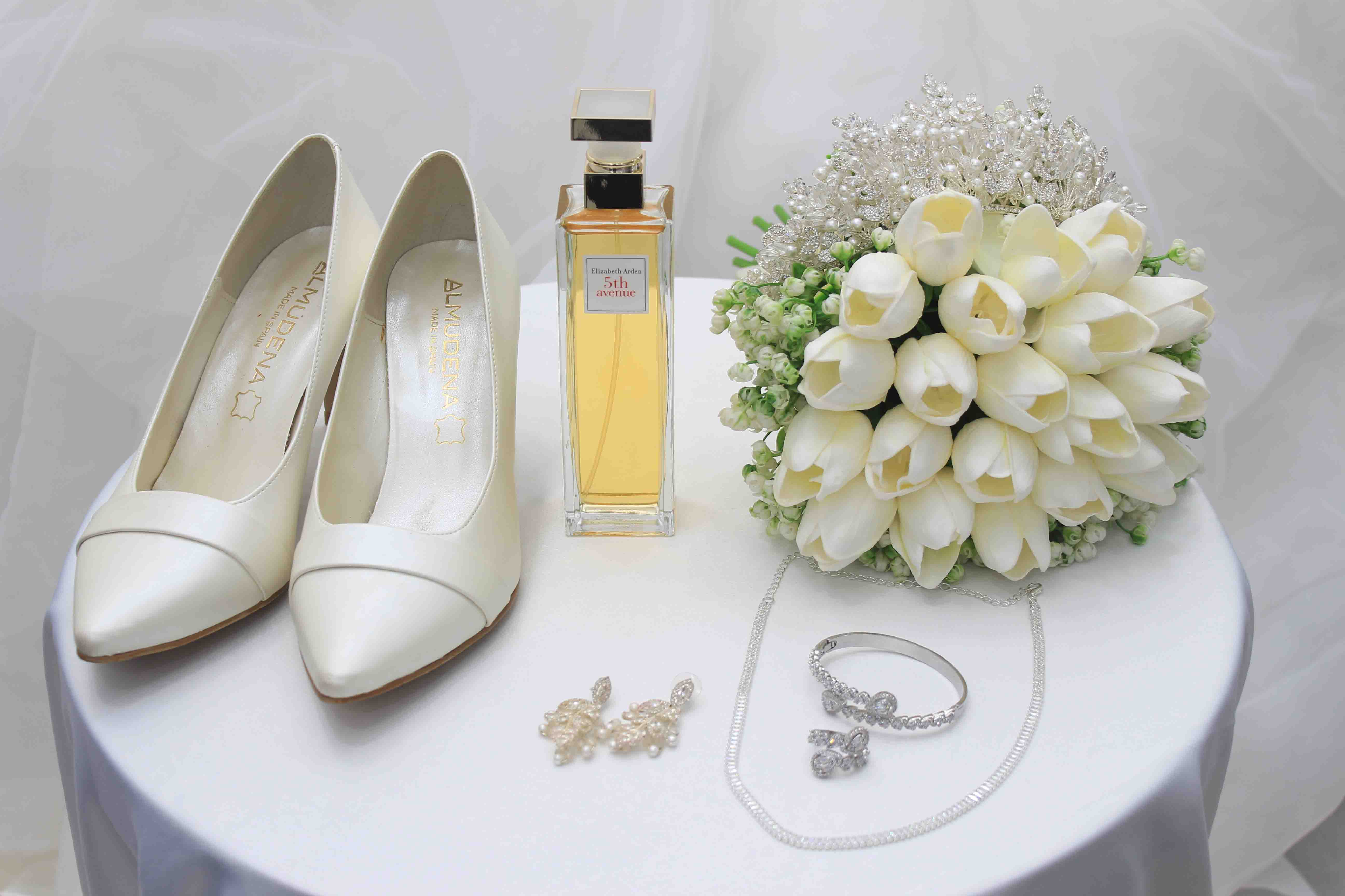 Souliers, parfum et bijoux de la mariée